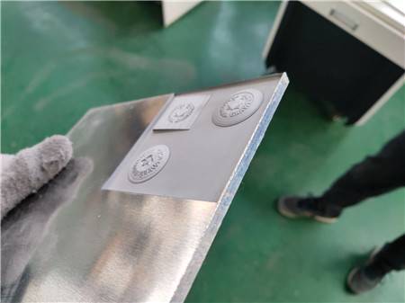 3D-deep-engraving-1mm-50w-fiber-laser-marking-machine-on-the-Aluminum